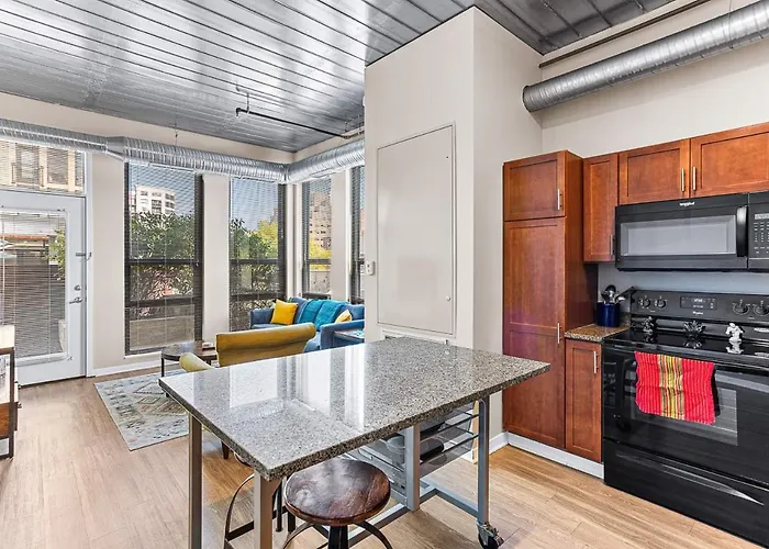 2 King Bed Spacious Apt Downtown Close To It All