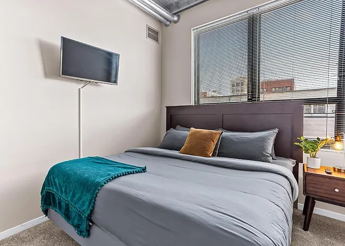 2 King Bed Spacious Apt Downtown Close To It All